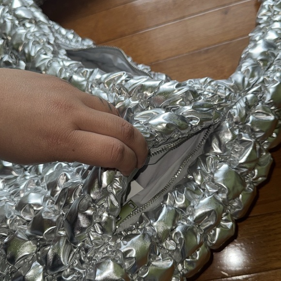 COS OVERSIZED QUILTED SILVER BAG - Picture 7 of 8